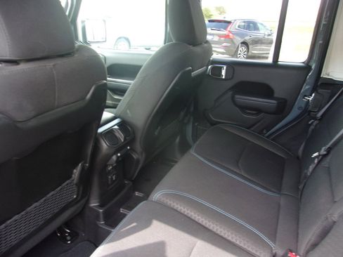 Used 2025 Jeep Wrangler Unlimited Rubicon 4xe w/ Convenience Group AWD/4WD image 18