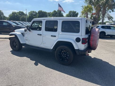 Used 2022 Jeep Wrangler Unlimited Sahara w/ Cold Weather Group AWD/4WD image 4