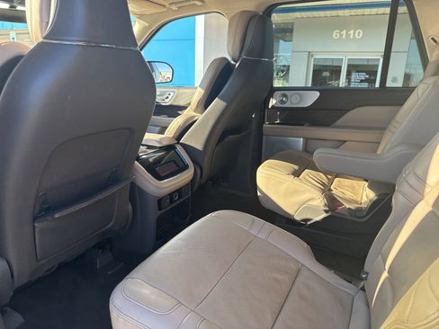 Used 2022 Lincoln Navigator Reserve image 12