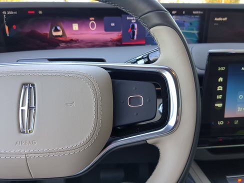 Used 2025 Lincoln Nautilus Premier image 30