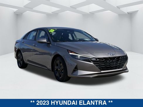 Used 2023 Hyundai Elantra SEL image 2