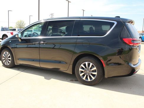 Used 2024 Chrysler Pacifica Limited FWD image 16