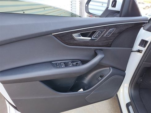 Used 2023 Audi Q8 Premium image 21