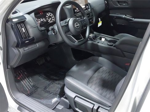 Certified 2025 Nissan Pathfinder S image 19