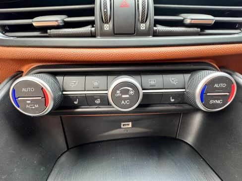 Used 2018 Alfa Romeo Giulia AWD image 40