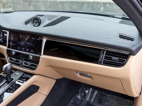 Certified 2023 Porsche Macan AWD/4WD image 63