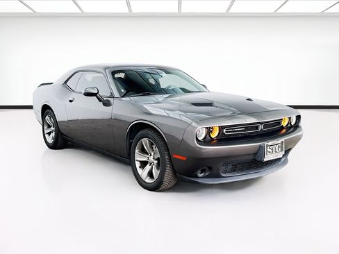 Used 2019 Dodge Challenger SXT RWD image 3