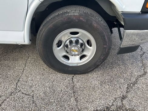 Used 2025 Chevrolet Express 3500 LT w/ LT Preferred Equipment Group RWD image 12