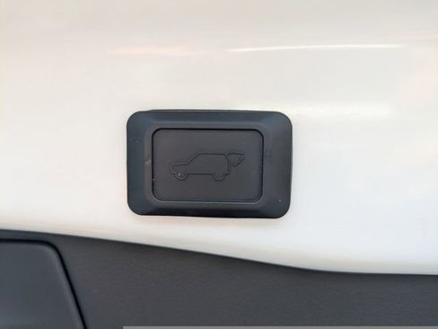 Used 2020 Toyota RAV4 XLE w/ Convenience Package FWD image 14