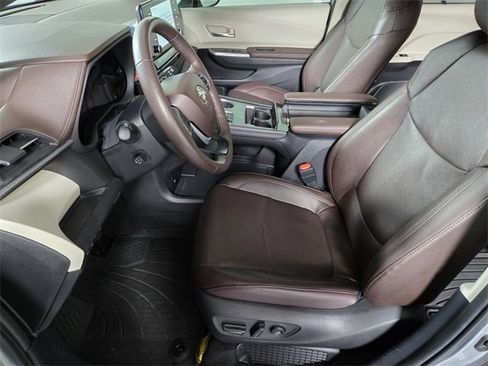 Used 2024 Toyota Sienna Platinum image 13