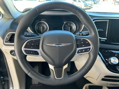 Used 2022 Chrysler Pacifica Touring-L image 22