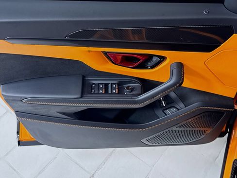 Used 2025 Lamborghini Urus SE AWD/4WD image 15