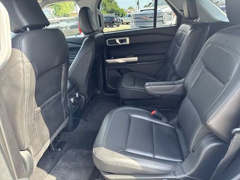 Used 2021 Ford Explorer XLT w/ Equipment Group 202A AWD/4WD image 32