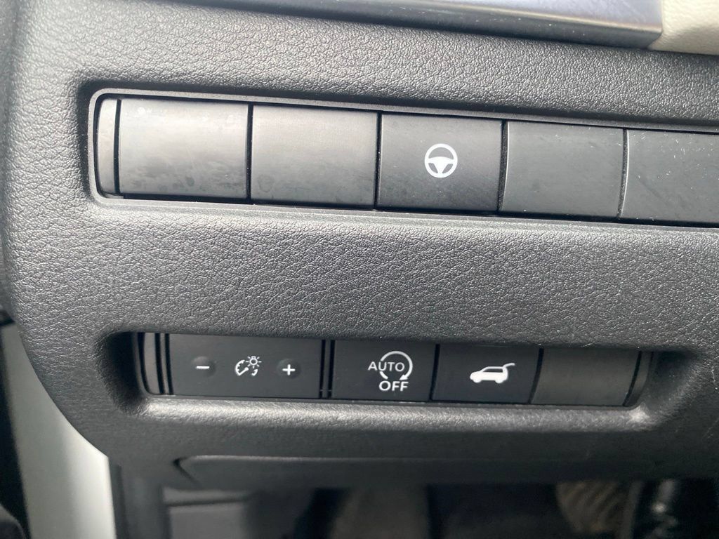 Used 2023 Nissan Rogue SL AWD/4WD image 17
