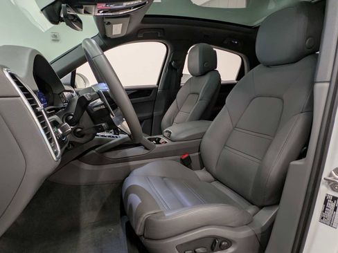 Used 2023 Porsche Cayenne Coupe image 24