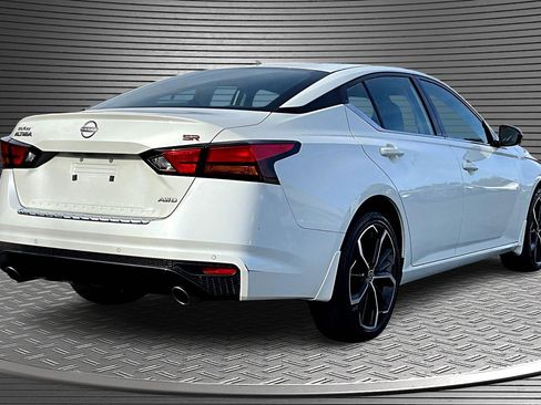 Used 2023 Nissan Altima 2.5 SR w/ SR Premium Package image 6