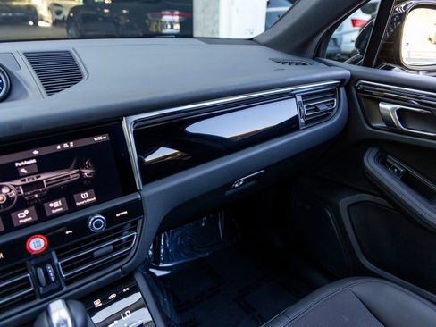 Certified 2025 Porsche Macan image 37