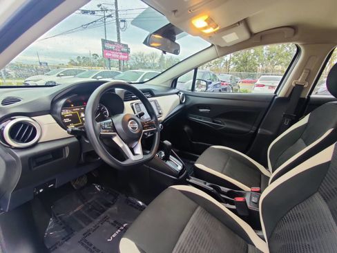 Used 2022 Nissan Versa SV image 11