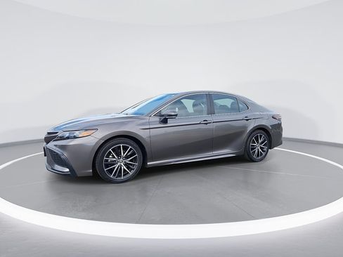 Used 2023 Toyota Camry SE FWD image 5