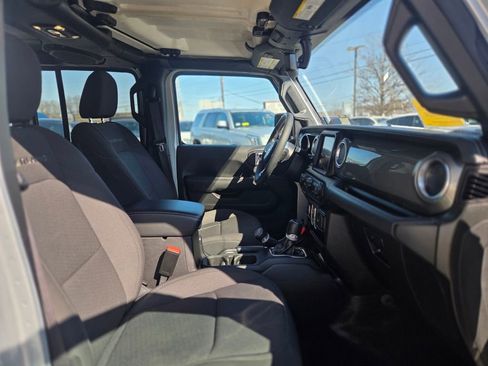 Used 2023 Jeep Gladiator Overland image 24