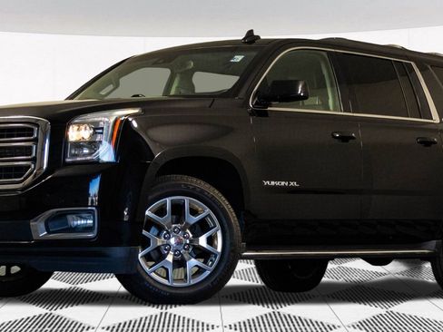 Used 2017 GMC Yukon XL SLT image 2