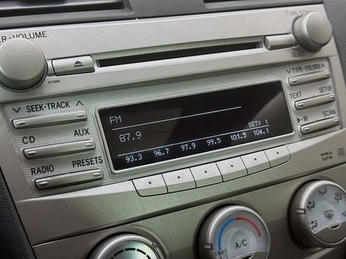 Used 2011 Toyota Camry LE image 13