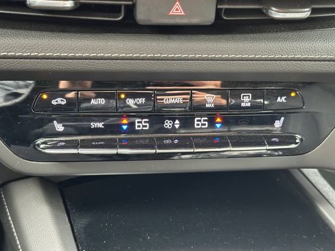 Used 2023 Buick Envision Essence AWD/4WD image 18