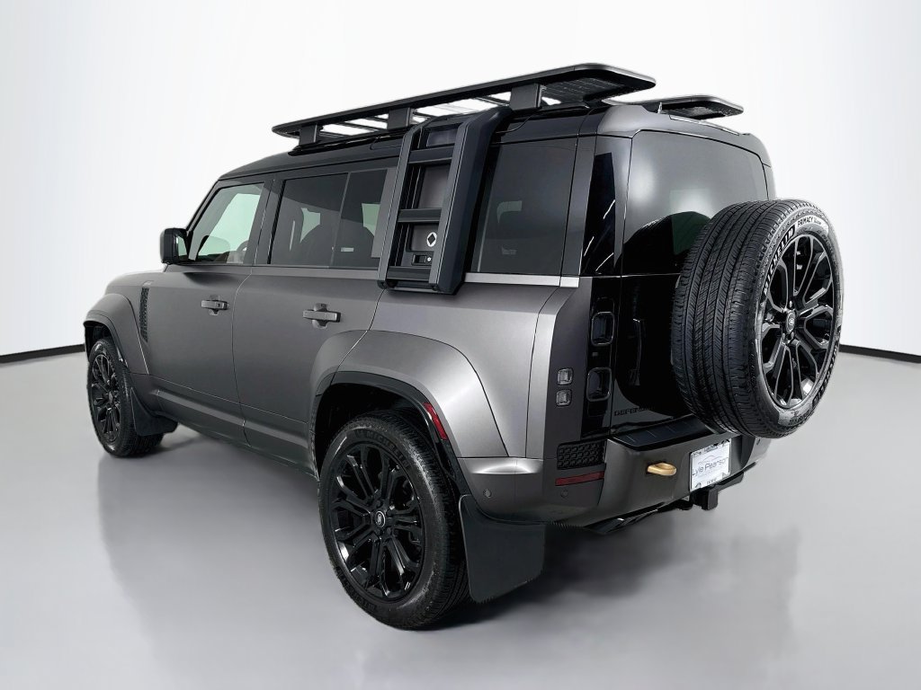 Used 2025 Land Rover Defender 110 AWD/4WD image 3