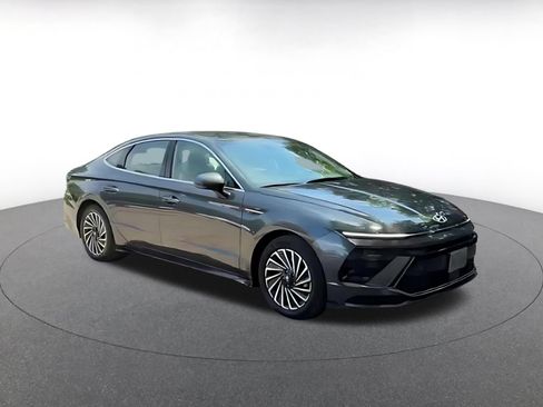 Used 2025 Hyundai Sonata SEL FWD image 2