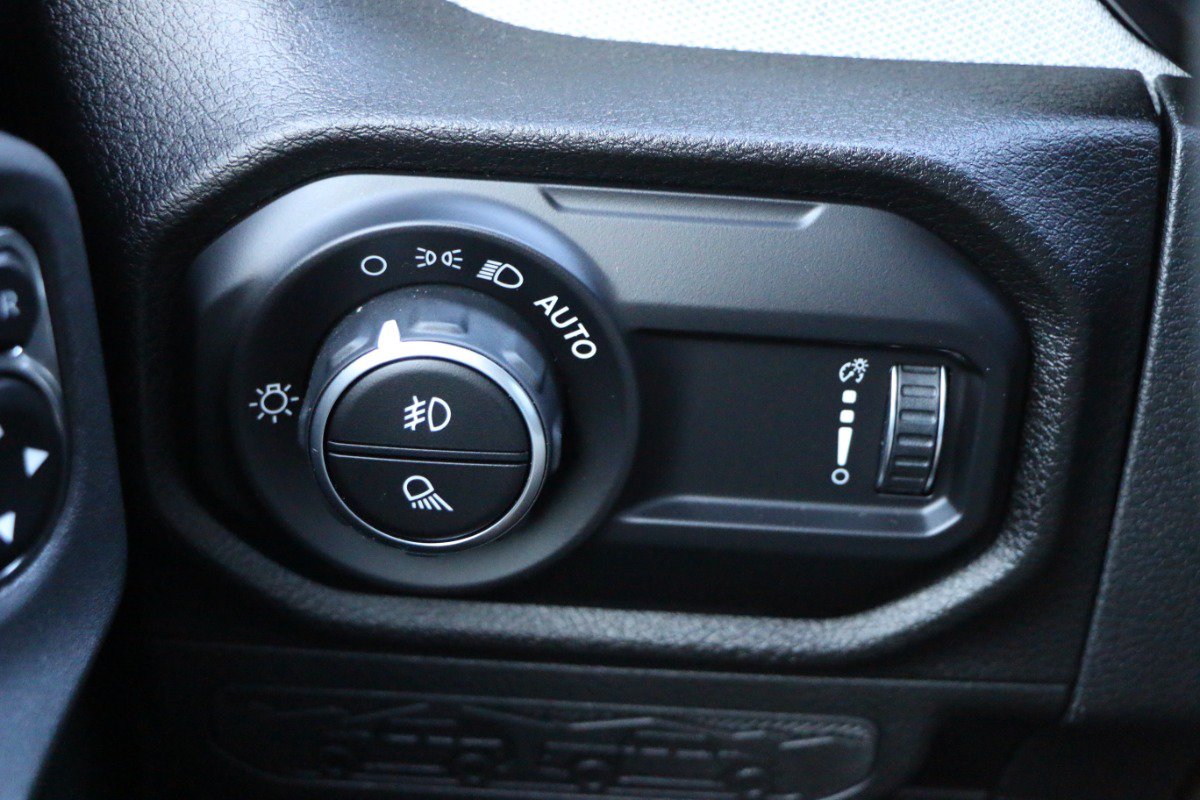 Used 2025 Jeep Gladiator Sport AWD/4WD image 18