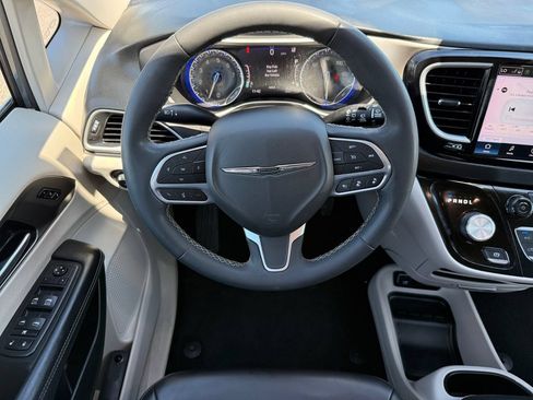 Used 2023 Chrysler Pacifica Touring-L FWD image 13