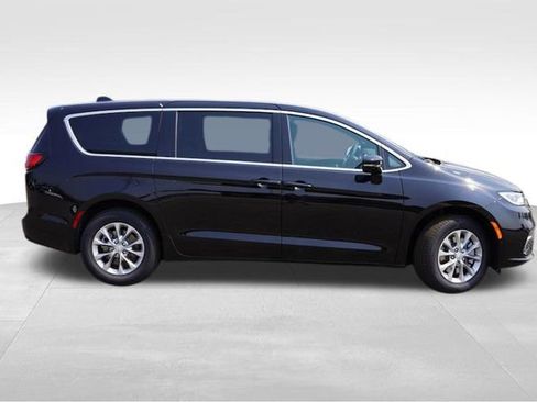 New 2025 Chrysler Pacifica Select image 2