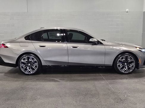 Used 2026 BMW 530i xDrive w/ M Sport Package AWD/4WD image 9