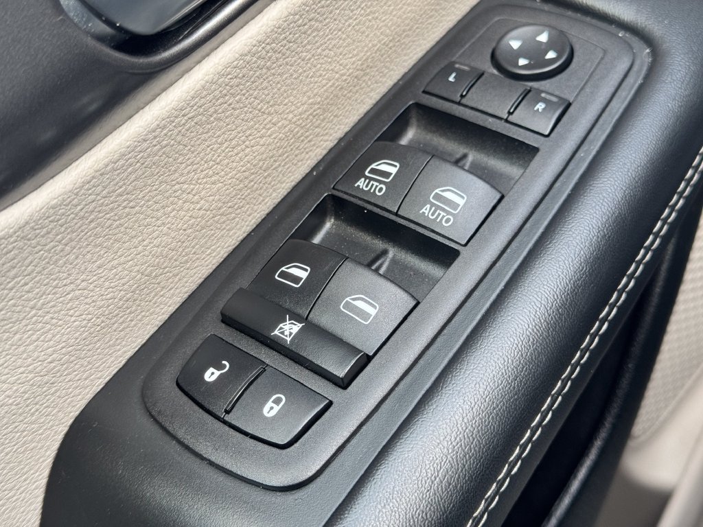 Used 2023 Chrysler Pacifica Touring-L FWD image 30
