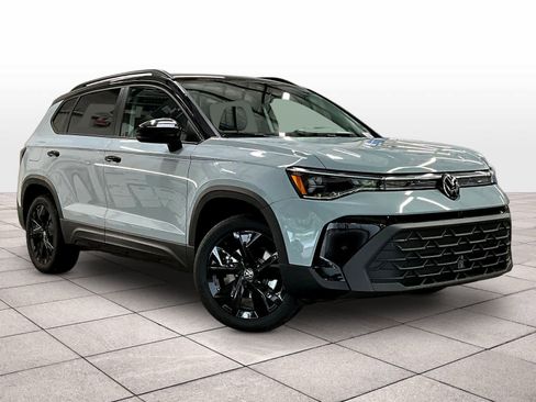 New 2026 Volkswagen Taos SE image 2
