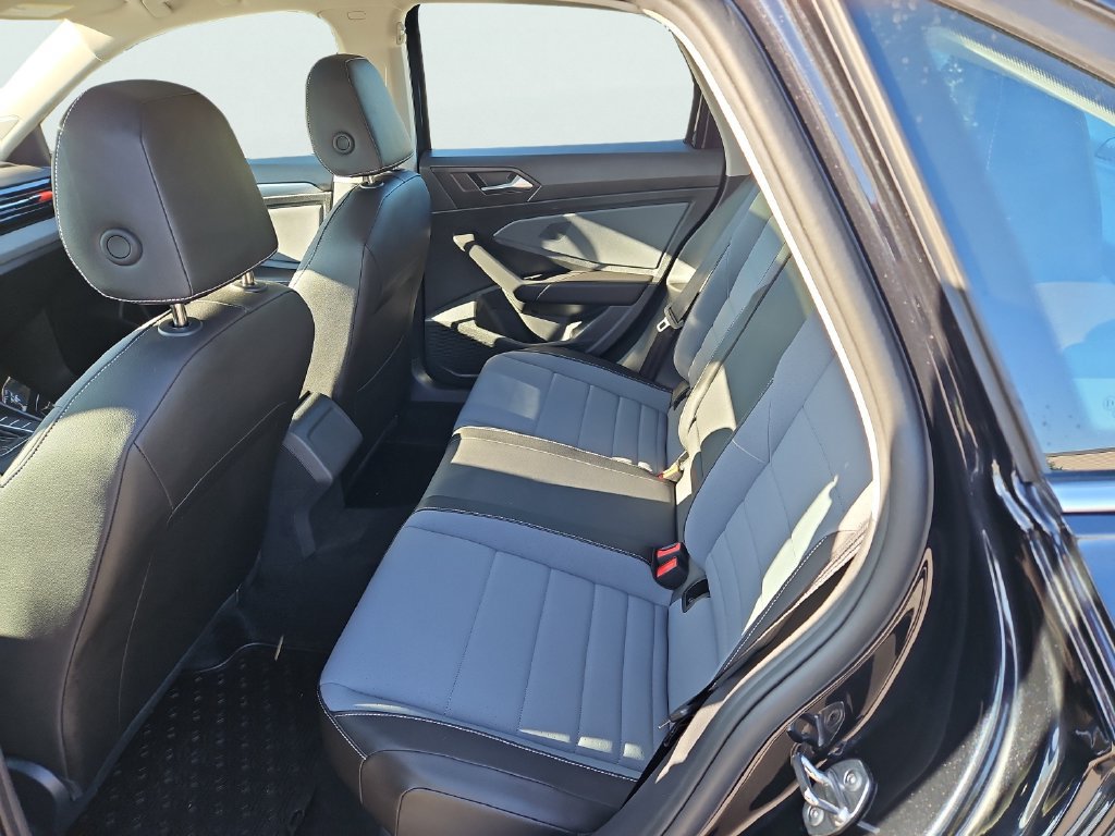 Certified 2025 Volkswagen Jetta SE w/ Sunroof Package FWD image 31