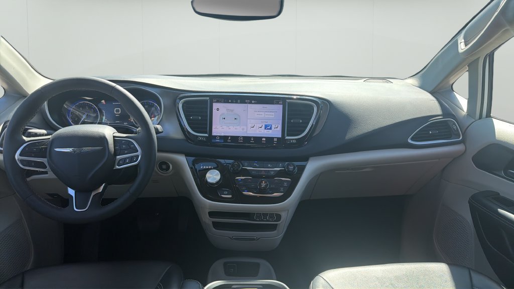 Used 2024 Chrysler Pacifica Touring-L FWD image 9