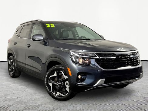 Used 2025 Kia Seltos EX AWD/4WD image 3