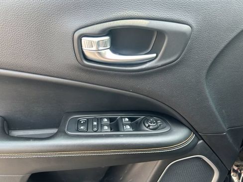 Used 2018 Jeep Compass Latitude w/ Popular Equipment Group AWD/4WD image 17