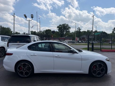 Used 2022 Alfa Romeo Giulia Veloce AWD/4WD image 4