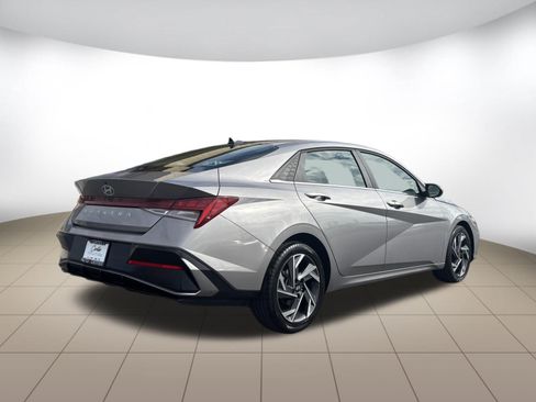 Used 2025 Hyundai Elantra SEL FWD image 7