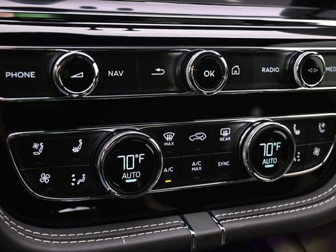 Used 2022 Bentley Bentayga AWD/4WD image 36