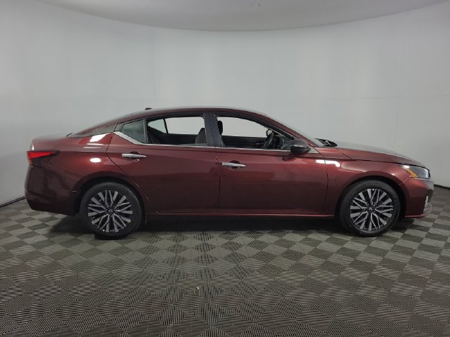 Used 2025 Nissan Altima 2.5 SV FWD image 10