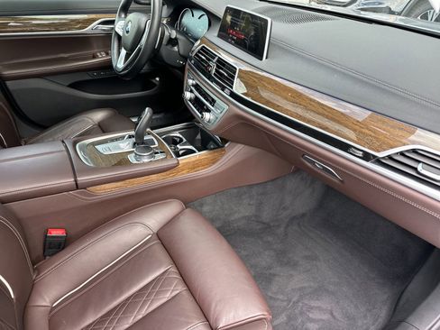 Used 2019 BMW 750i w/ M Sport Package image 16