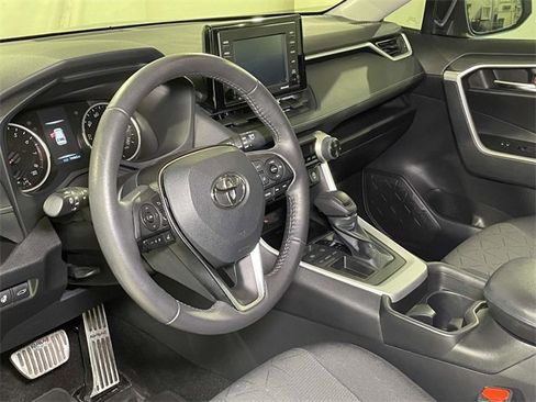 Used 2021 Toyota RAV4 XLE w/ Convenience Package image 4