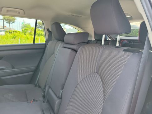 Used 2021 Toyota Highlander LE FWD image 11