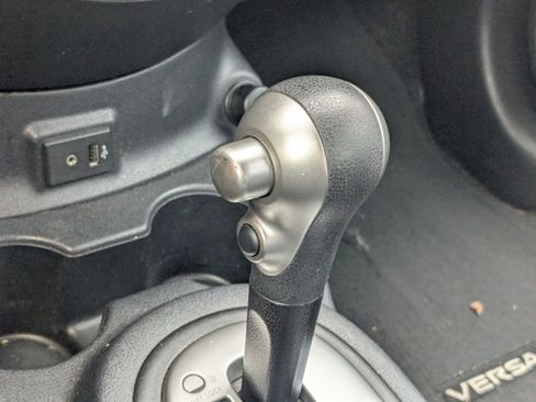 Used 2017 Nissan Versa SV w/ SV Special Edition Package image 8