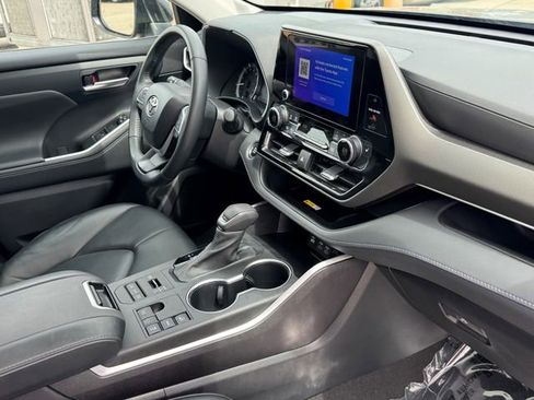 Used 2023 Toyota Highlander XLE image 10