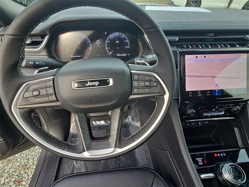 New 2025 Jeep Grand Cherokee Limited image 16