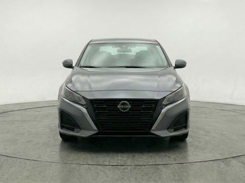 Used 2025 Nissan Altima 2.5 SV FWD image 2